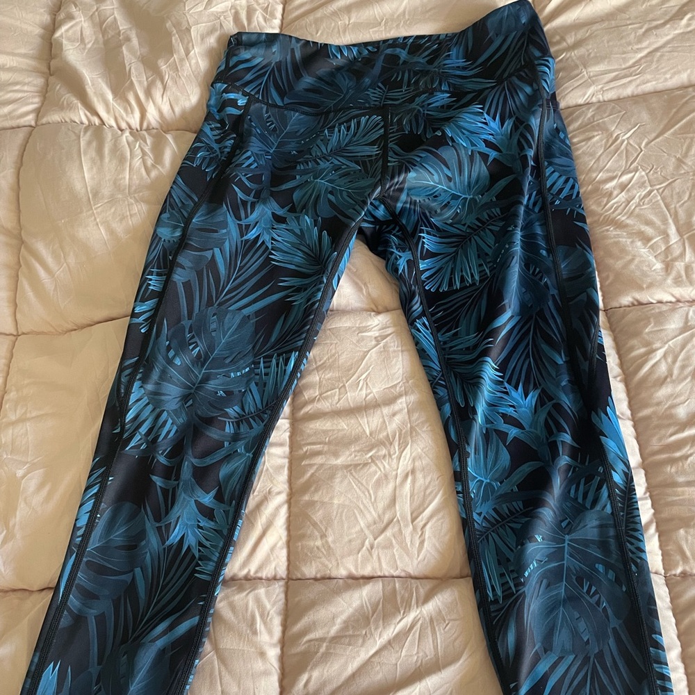 Cute and compressive Hawaiian workout leggings